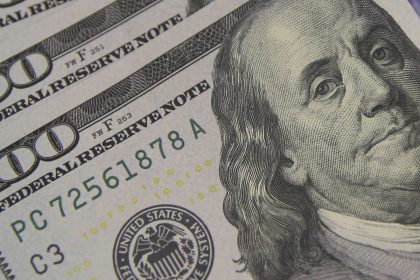 dolar-cai-para-r$-5,01,-e-bolsa-renova-recorde-com-ajuda-do-exterior