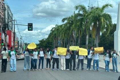 alunos-fazem-protesto-apos-afastamento-da-gestao-de-escola-em-rio-branco;-video