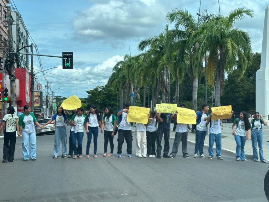 alunos-fazem-protesto-apos-afastamento-da-gestao-de-escola-em-rio-branco;-video