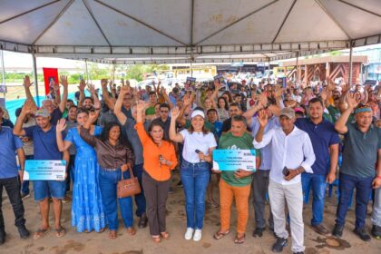 governadora-mailza-assis-prestigia-entrega-de-veiculos-e-equipamentos-ao-setor-produtivo-e-associacoes-comunitarias-do-jurua