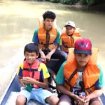 entre-trilhas-e-rios,-a-longa-jornada-de-tres-irmaos-que-enfrentam-horas-de-viagem-para-estudar-no-interior-do-acre