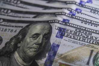 ibovespa-cai-e-dolar-fecha-estavel-em-dia-de-tensao-externa