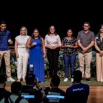 em-cruzeiro-do-sul,-governadora-mailza-fortalece-seguranca-no-transito-ao-entregarcapacetes-e-cnhs-sociais