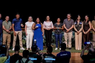 em-cruzeiro-do-sul,-governadora-mailza-fortalece-seguranca-no-transito-ao-entregarcapacetes-e-cnhs-sociais