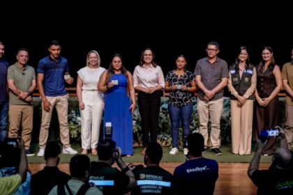 em-cruzeiro-do-sul,-governadora-mailza-fortalece-seguranca-no-transito-ao-entregarcapacetes-e-cnhs-sociais