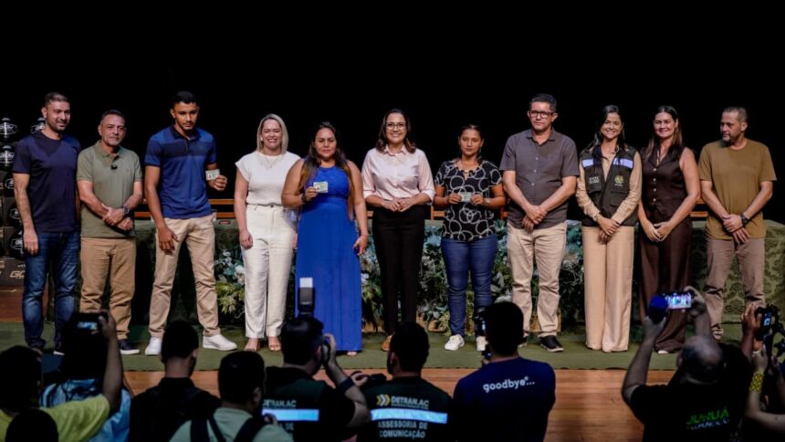 em-cruzeiro-do-sul,-governadora-mailza-fortalece-seguranca-no-transito-ao-entregarcapacetes-e-cnhs-sociais