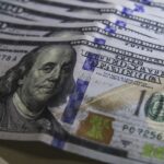dolar-volta-a-r$-5,-e-bolsa-cai-com-tensao-no-oriente-medio