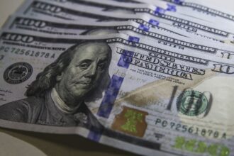 dolar-volta-a-r$-5,-e-bolsa-cai-com-tensao-no-oriente-medio
