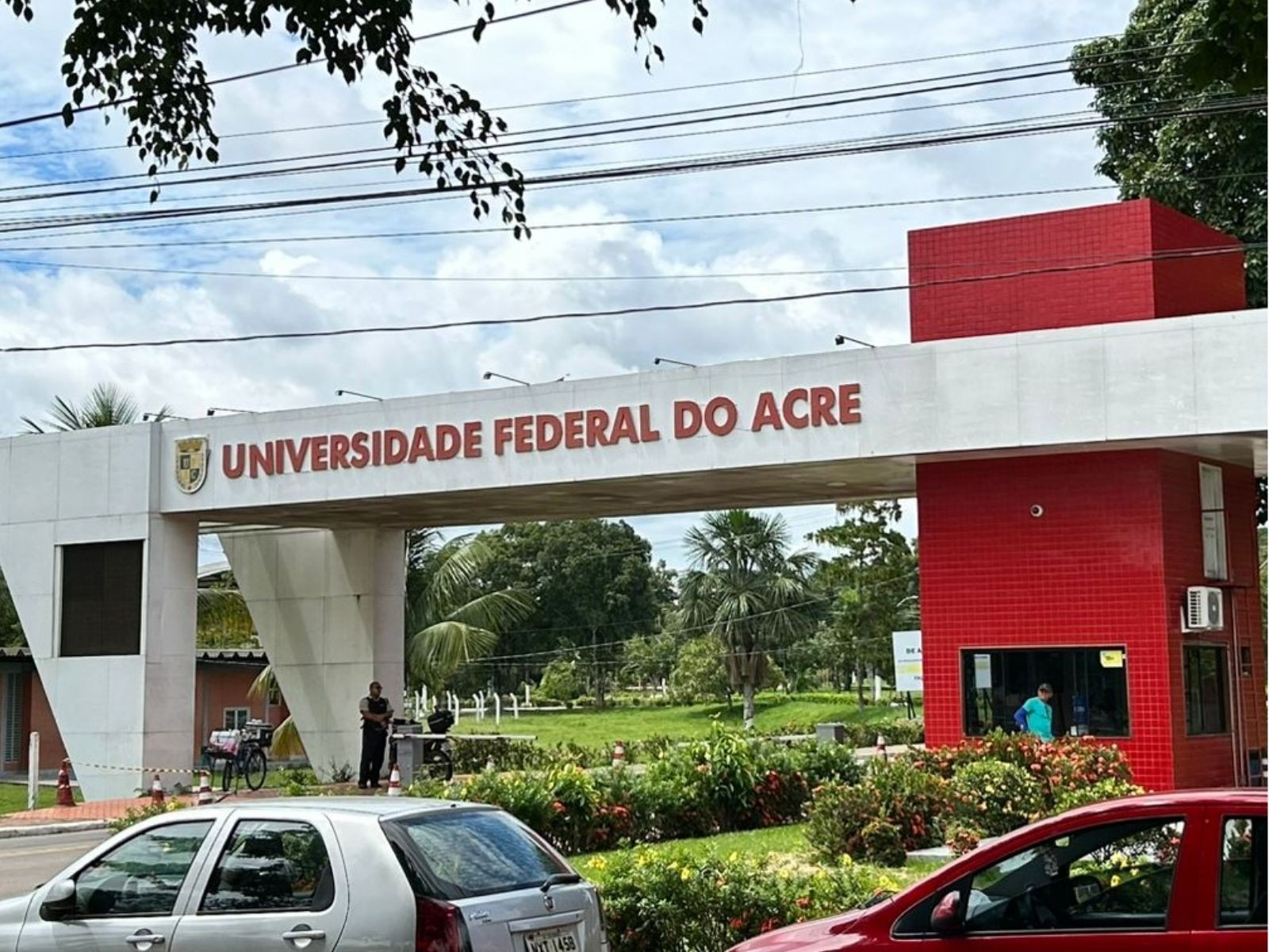 com-salarios-de-ate-r$-9,5-mil,-ufac-abre-processo-seletivo-para-professores-substitutos