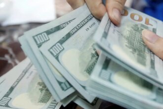 dolar-fecha-abaixo-de-r$-5,-e-bolsa-cai-com-cautela-global
