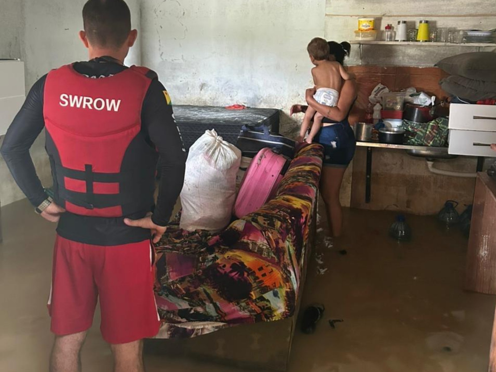 familias-comecam-a-ser-retiradas-de-casa-por-causa-da-cheia-do-rio-jurua