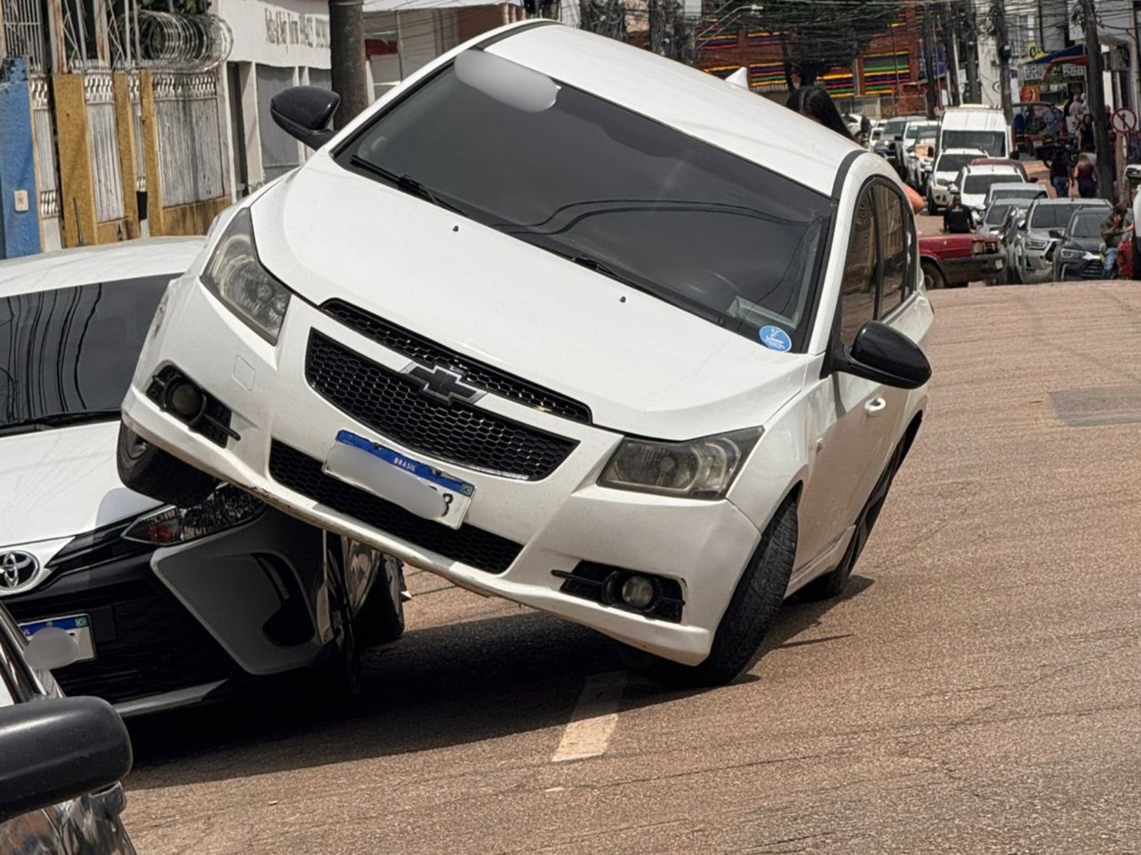 video:-carro-vai-parar-em-cima-de-outro-veiculo-apos-batida-no-acre