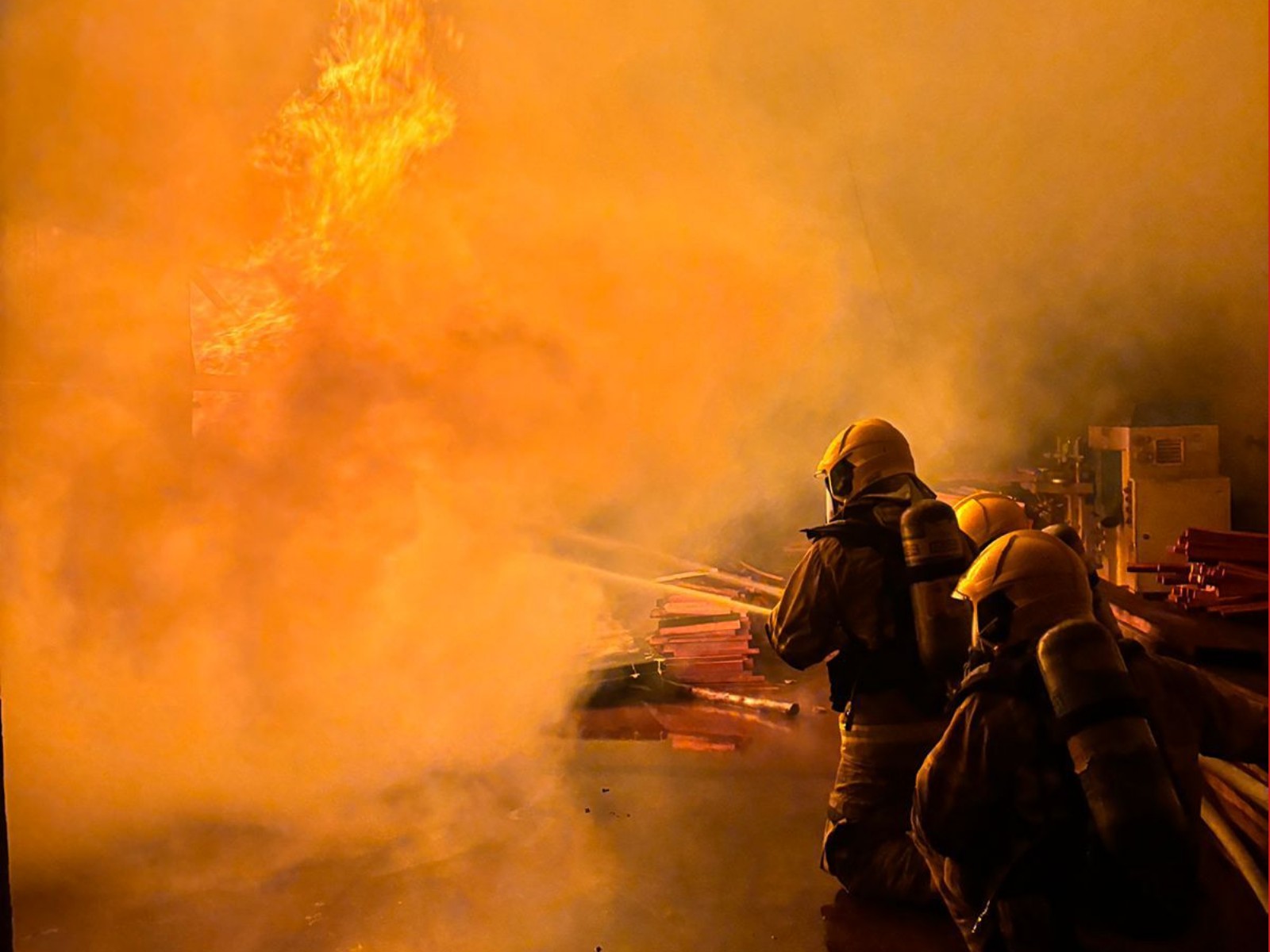 incendio-em-polo-moveleiro-de-cruzeiro-do-sul-destroi-estufa-e-madeira;-video