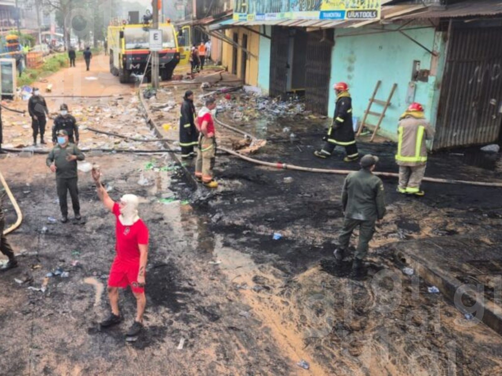 bombeiros-do-acre-levaram-10-horas-para-combater-incendio-em-loja-de-pneus-na-bolivia