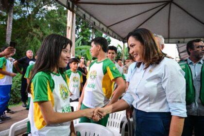 com-investimento-superior-a-r$-1-milhao,-governadora-entrega-kits-escolares-e-autoriza-reforma-de-escolas-em-placido-de-castro
