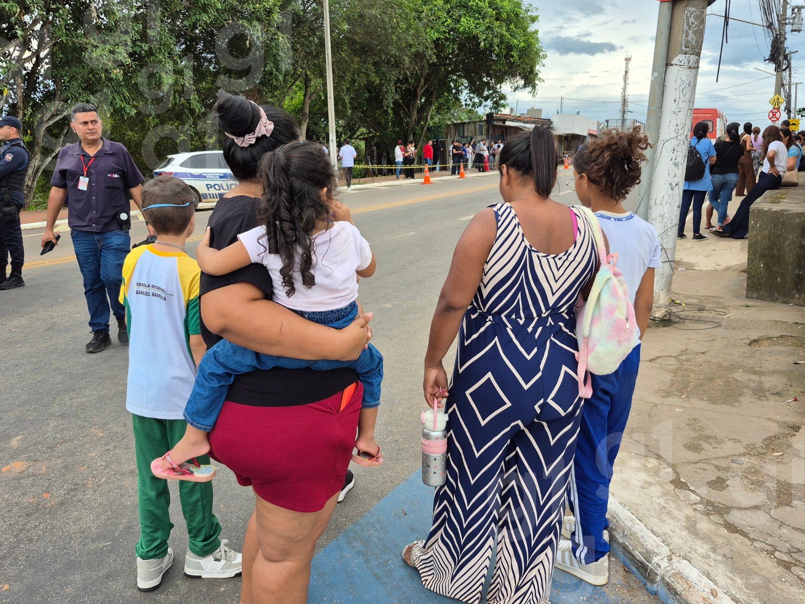 ‘professora-mandou-a-gente-sentar-no-chao-e-apagou-a-luz’,-diz-aluna-apos-ataque-a-tiros-em-escola-no-ac