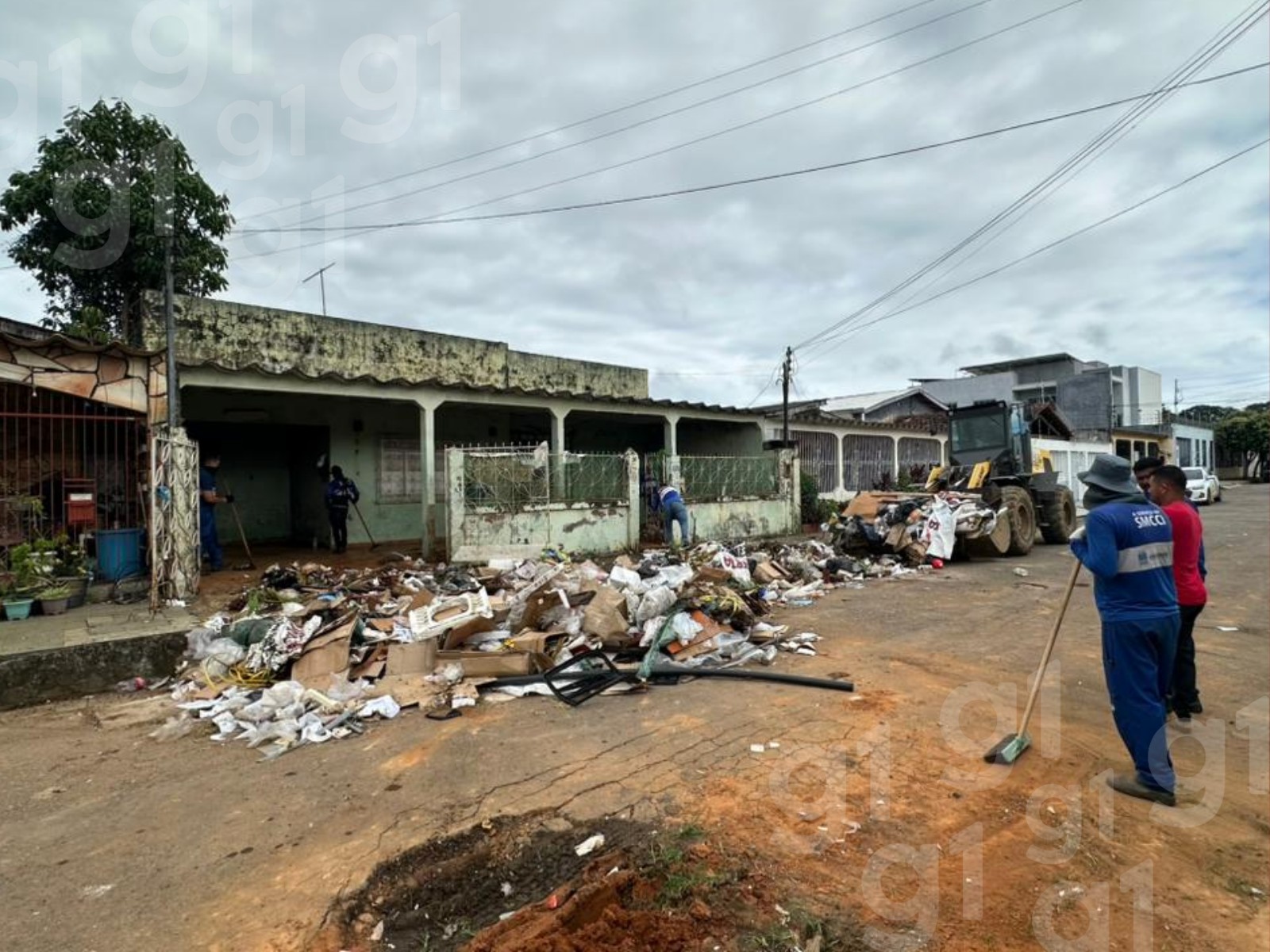 antes-e-depois:-limpeza-em-casa-de-idoso-que-acumulava-lixo-retira-26-toneladas-de-entulho-em-2-dias-no-ac