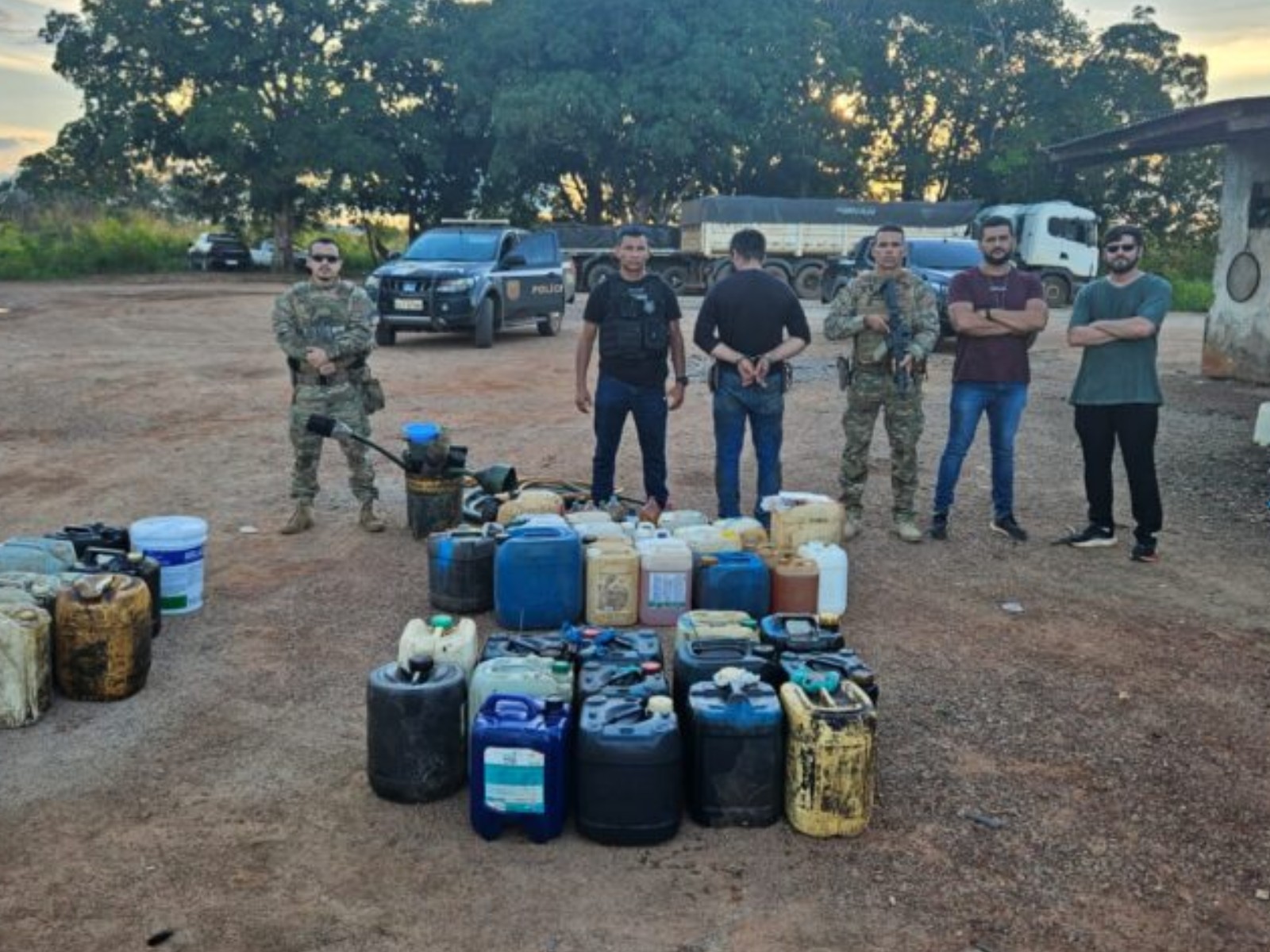 homem-e-preso-suspeito-de-vender-combustivel-ilegalmente-as-margens-da-br-364-no-acre