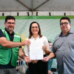 governadora-mailza-reforca-compromisso-com-a-educacao-em-brasileia-com-convenio-de-r$-1,5-milhao-e-entrega-de-kits-escolares