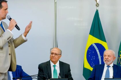 lula-assina-mp-e-zera-“taxa-das-blusinhas”