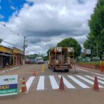 governo-do-acre-reforca-seguranca-no-transito-com-nova-sinalizacao-viaria-na-avenida-raimundo-chaar,-em-assis-brasil