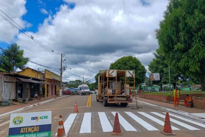 governo-do-acre-reforca-seguranca-no-transito-com-nova-sinalizacao-viaria-na-avenida-raimundo-chaar,-em-assis-brasil