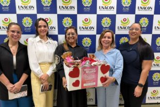 unacon-recebe-doacao-de-lencos-da-secretaria-da-mulher-para-apoio-a-mulheres-e-meninas-em-tratamento-oncologico