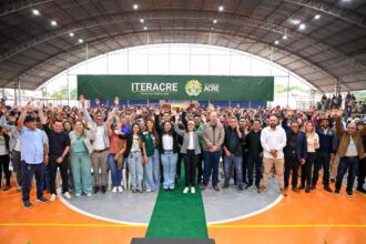 mailza-assis-entrega-338-titulos-definitivos-e-reforca-regularizacao-fundiaria-em-sena-madureira