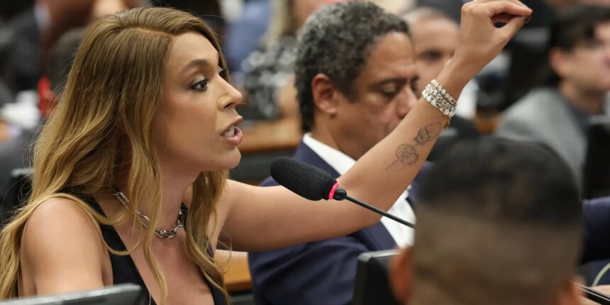 erika-hilton-rejeita-negociacao-sobre-compensacoes-na-pec-da-6×1