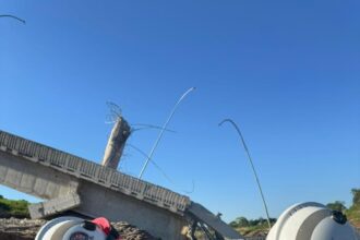 governo-monitora-area-apos-queda-de-ponte-em-sena-madureira;-bombeiros-suspendem-navegacao-no-rio-iaco
