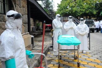 tres-morrem-no-quenia-em-protestos-contra-centro-dos-eua-para-ebola