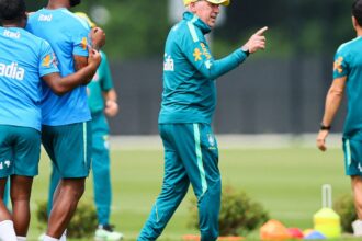 prestes-a-estrear-na-copa,-ancelotti-nao-da-pistas-sobre-escalacao