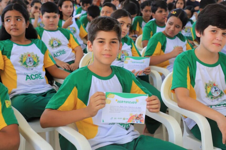 projeto-pequenos-brilhantes-realiza-formatura-de-estudantes-em-placido-de-castro