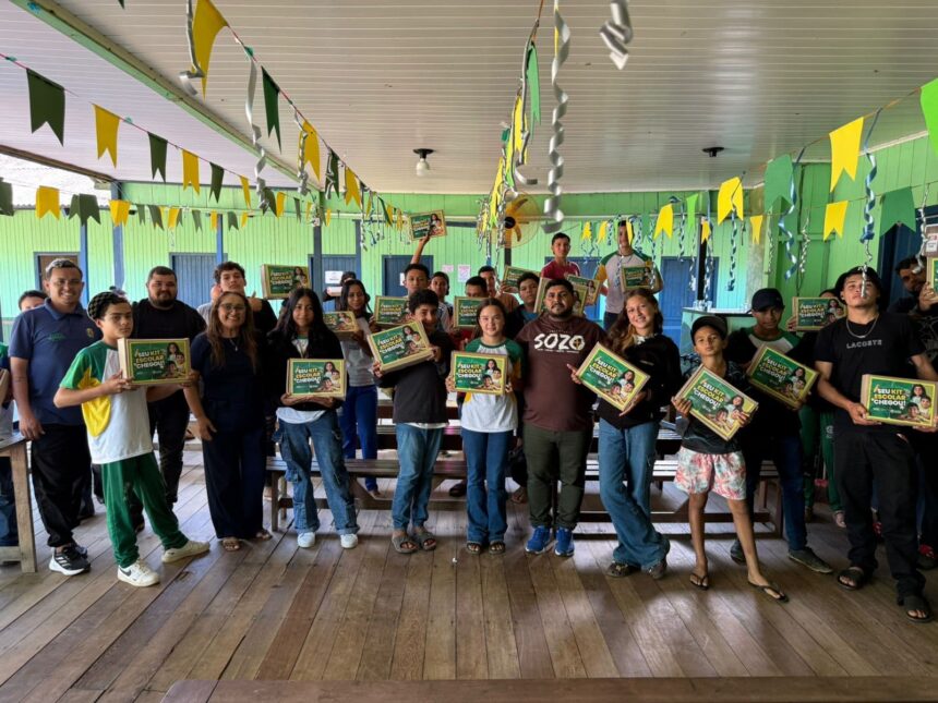 educacao-do-acre-realiza-a-entrega-de-kits-escolares-para-alunos-da-escola-santa-fe,-em-porto-acre