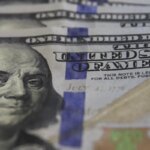 dolar-supera-r$-5,20,-e-bolsa-cai-com-expectativa-por-juros-nos-eua