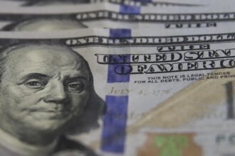 dolar-supera-r$-5,20,-e-bolsa-cai-com-expectativa-por-juros-nos-eua