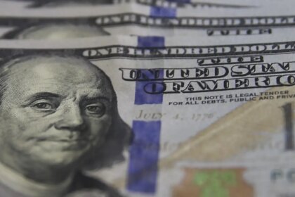 dolar-cai-para-r$-5,07,-no-menor-nivel-em-um-mes