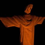 cristo-redentor-iluminado-na-cor-laranja-alerta-contra-o-feminicidio