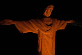 cristo-redentor-iluminado-na-cor-laranja-alerta-contra-o-feminicidio