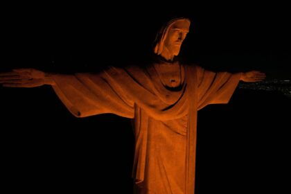 cristo-redentor-iluminado-na-cor-laranja-alerta-contra-o-feminicidio