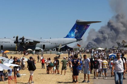 aviao-f-4-grego-cai-durante-show-aereo-perto-de-atenas