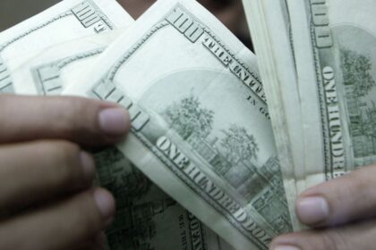 dolar-aproxima-se-de-r$-5,17,-com-noticias-do-exterior-e-eleicoes