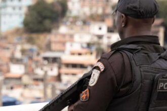 operacao-da-pmrj-apreende-drogas-e-armas-no-complexo-da-mare