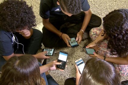 pesquisa-mostra-que-82%-sao-contra-criancas-de-ate-3-anos-com-celular
