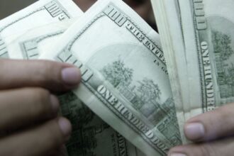 dolar-cai-a-r$-4,98-e-acumula-perda-de-4,44%-na-semana