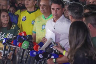 moraes-manda-flavio-entregar-passaporte-e-o-proibe-de-deixar-o-pais