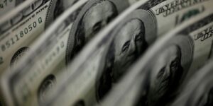 dolar-sobe-8,21%,-e-bolsa-cai-13,88%-apos-reeleicao-de-lula