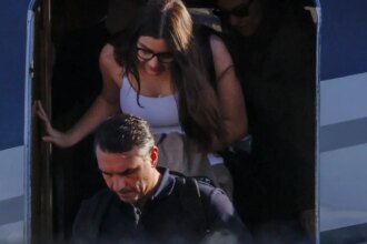 flavio-bolsonaro-desembarca-nos-eua-com-a-familia-apos-fugir-do-brasil