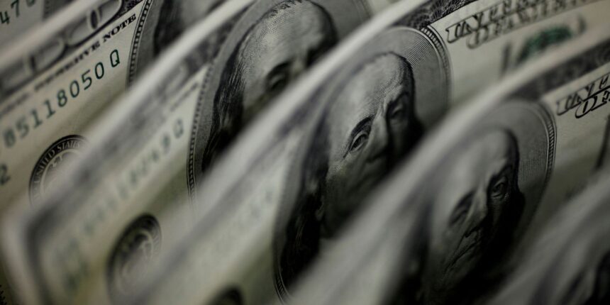 ibovespa-cai-2,68%,-e-dolar-fecha-em-leve-baixa-a-r$-5,34
